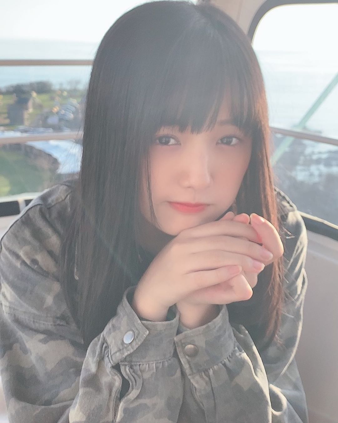 童顏巨乳美少女「安藤咲桜」自然笑顏透明感滿溢　上帝視角炸出「深邃人字溝」整個胸爆