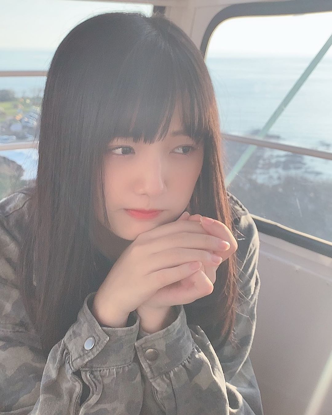 童顏巨乳美少女「安藤咲桜」自然笑顏透明感滿溢　上帝視角炸出「深邃人字溝」整個胸爆