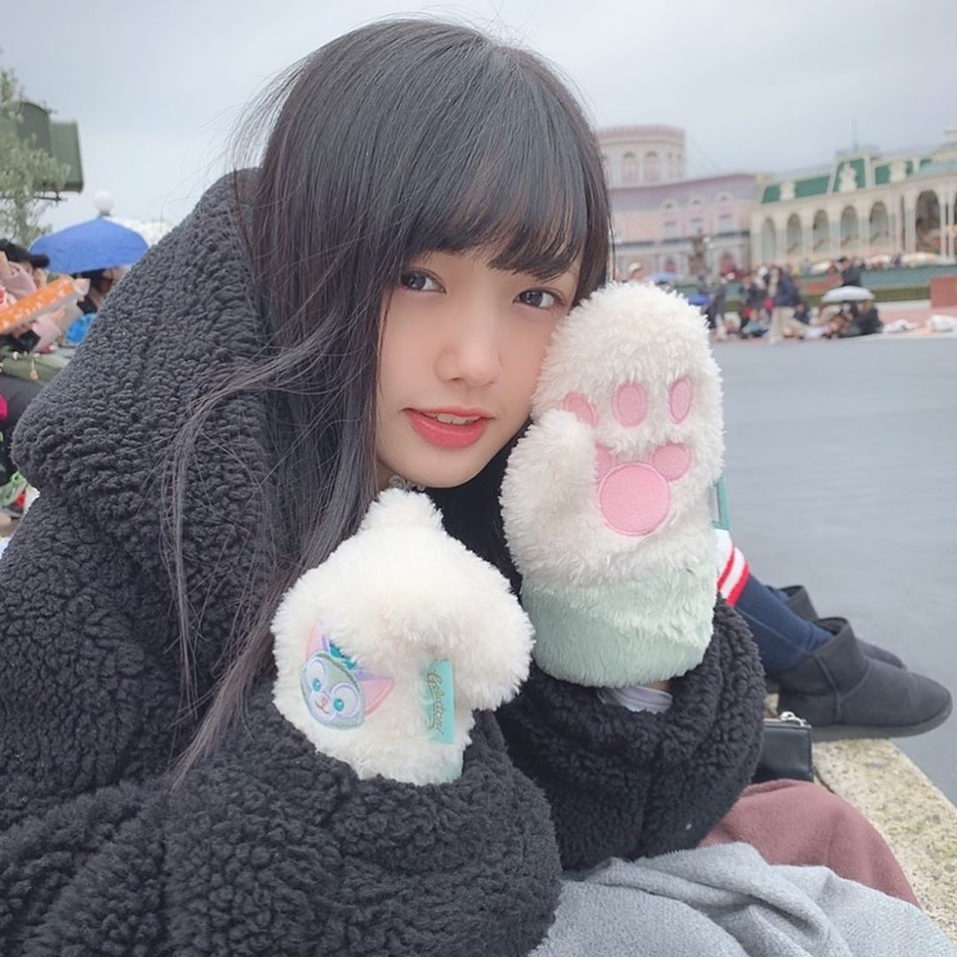 童顏巨乳美少女「安藤咲桜」自然笑顏透明感滿溢　上帝視角炸出「深邃人字溝」整個胸爆