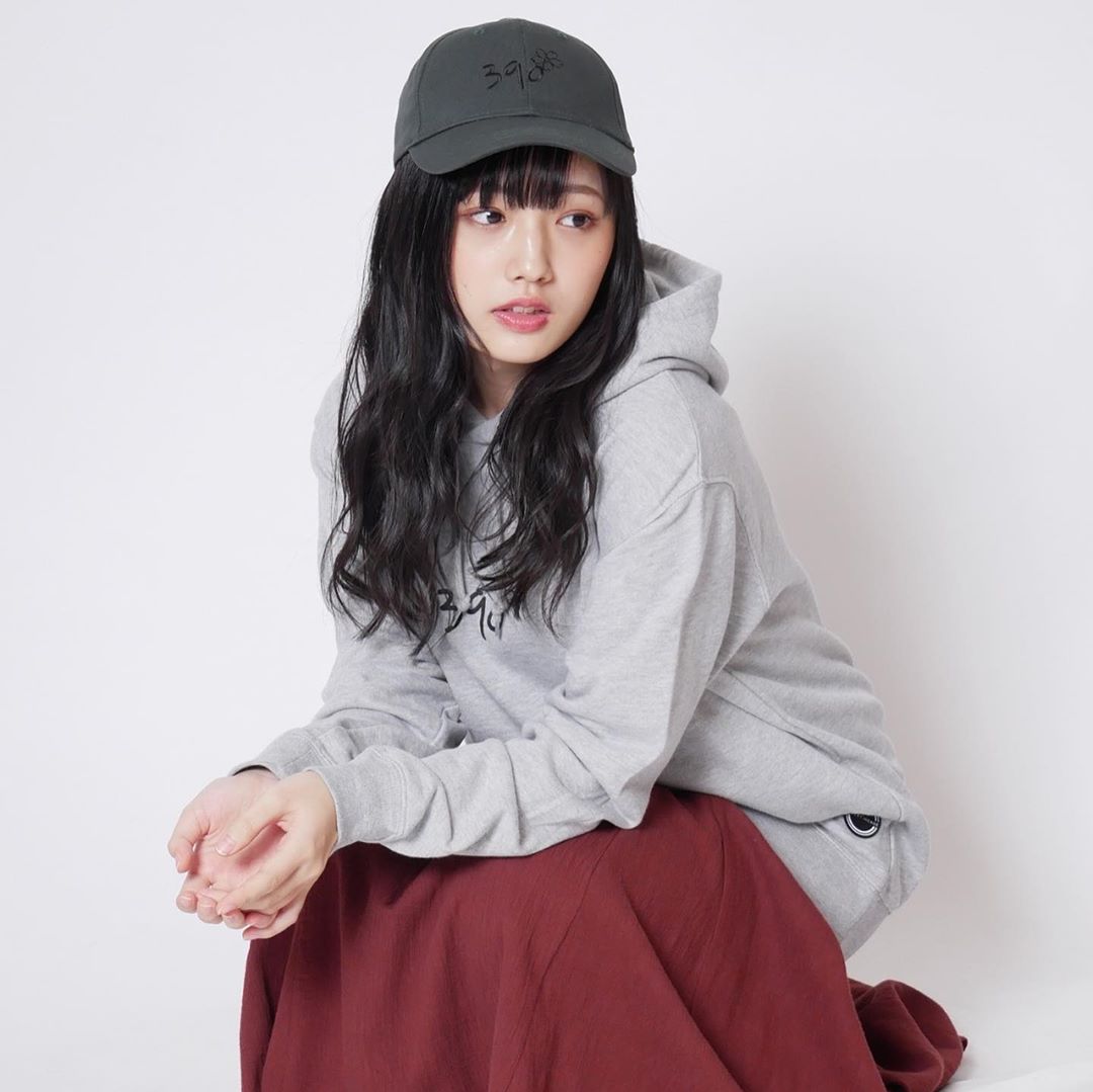童顏巨乳美少女「安藤咲桜」自然笑顏透明感滿溢　上帝視角炸出「深邃人字溝」整個胸爆
