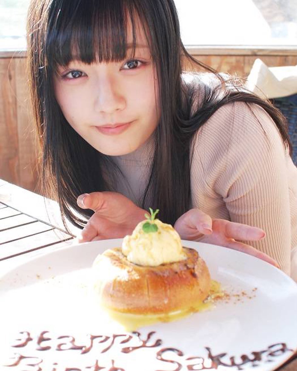 童顏巨乳美少女「安藤咲桜」自然笑顏透明感滿溢　上帝視角炸出「深邃人字溝」整個胸爆