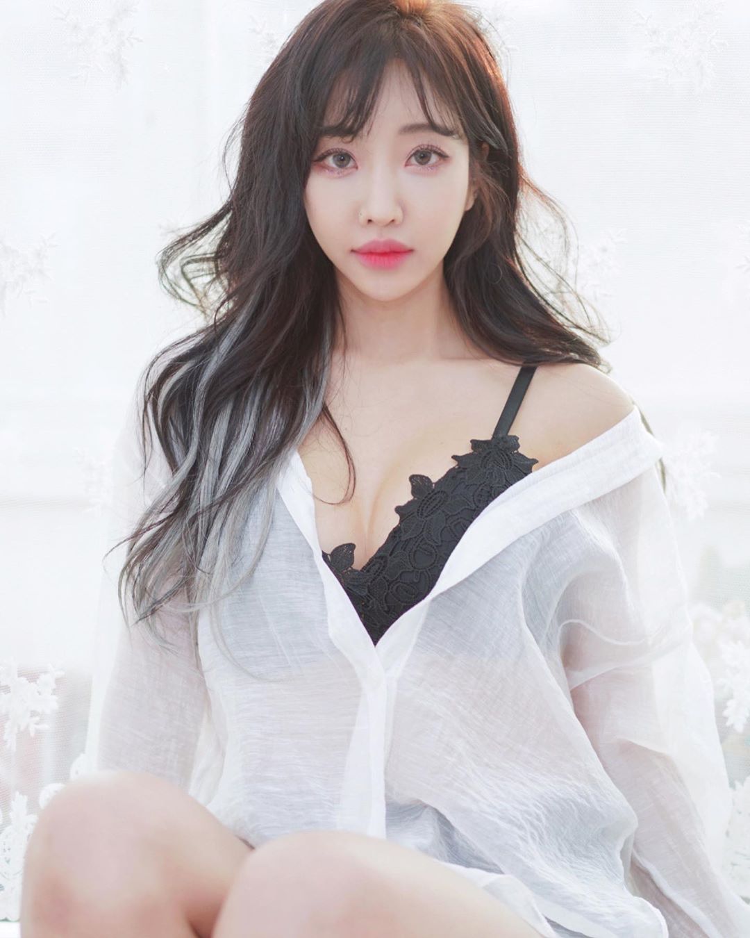 長腿辣模「임보나」深V開衩露溝畫面超犯規　轉過身「背後簍空」辣到讓人睜不開眼睛