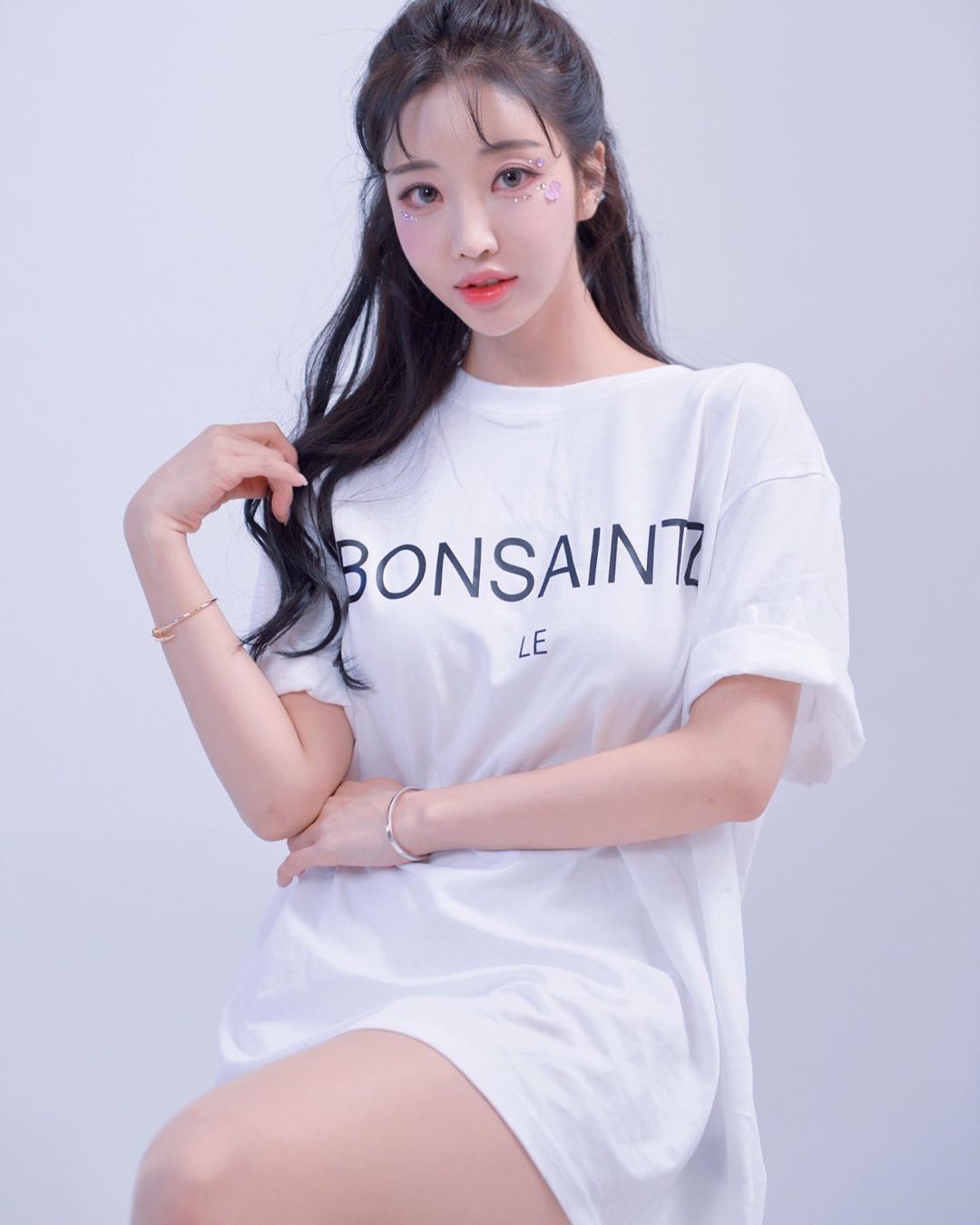 長腿辣模「임보나」深V開衩露溝畫面超犯規　轉過身「背後簍空」辣到讓人睜不開眼睛