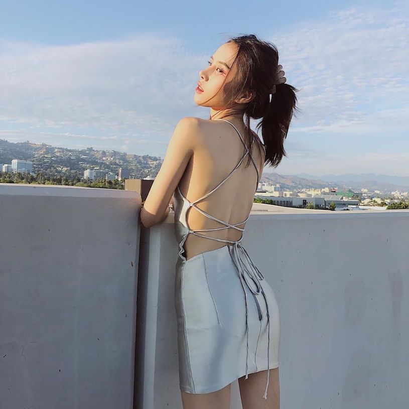 好嗆辣！暗黑系潮妹「XUEKE」腿部線條超光滑，高冷範反而讓人想接近！