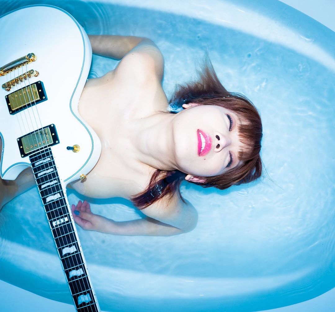 爆乳女歌手「藤田恵名」挑戰露出極限　身材跟歌聲一樣有爆發力