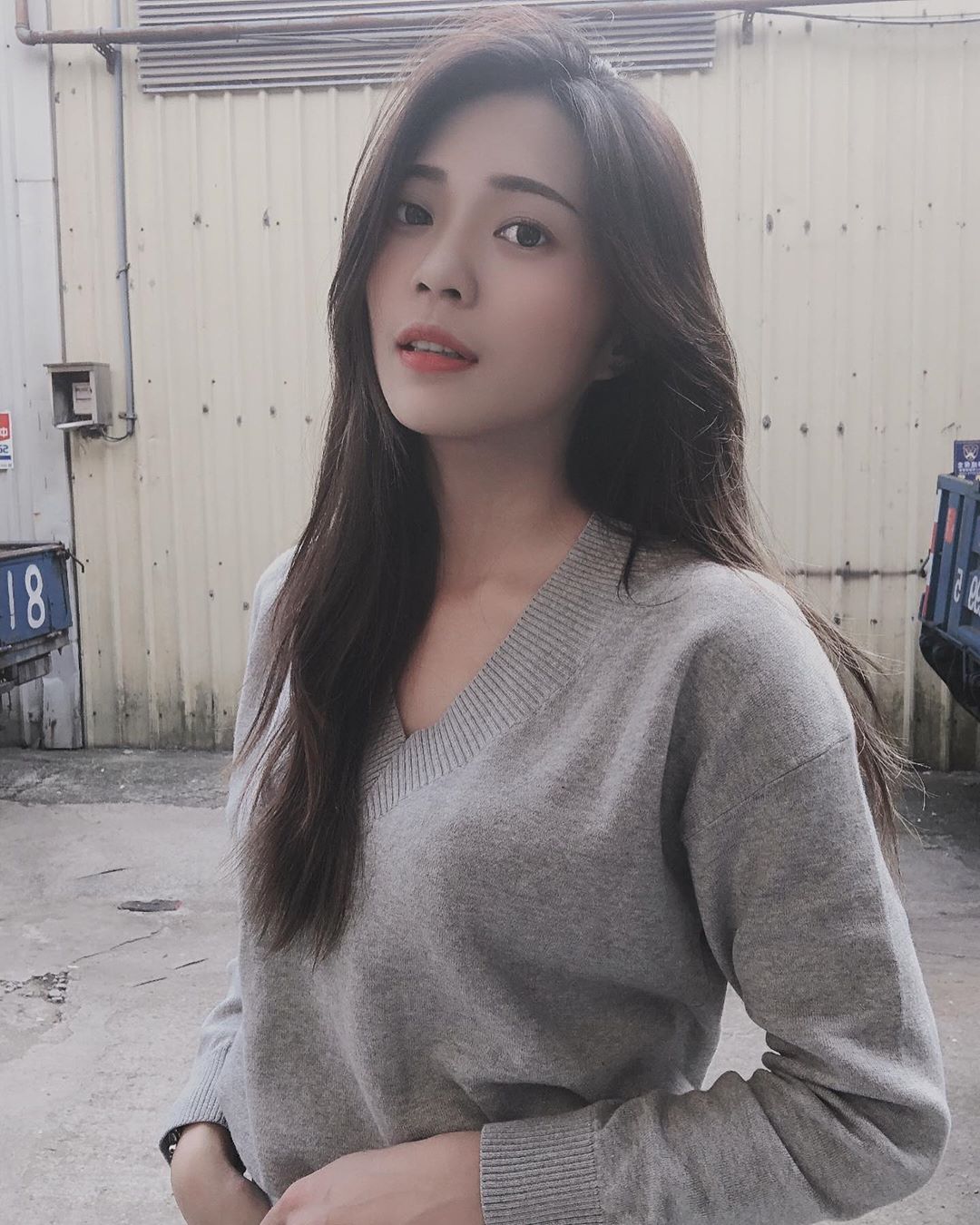 正妹室內設計師甜美自拍　氣質外貌與甜美微笑讓人戀愛 - 美女圖 -