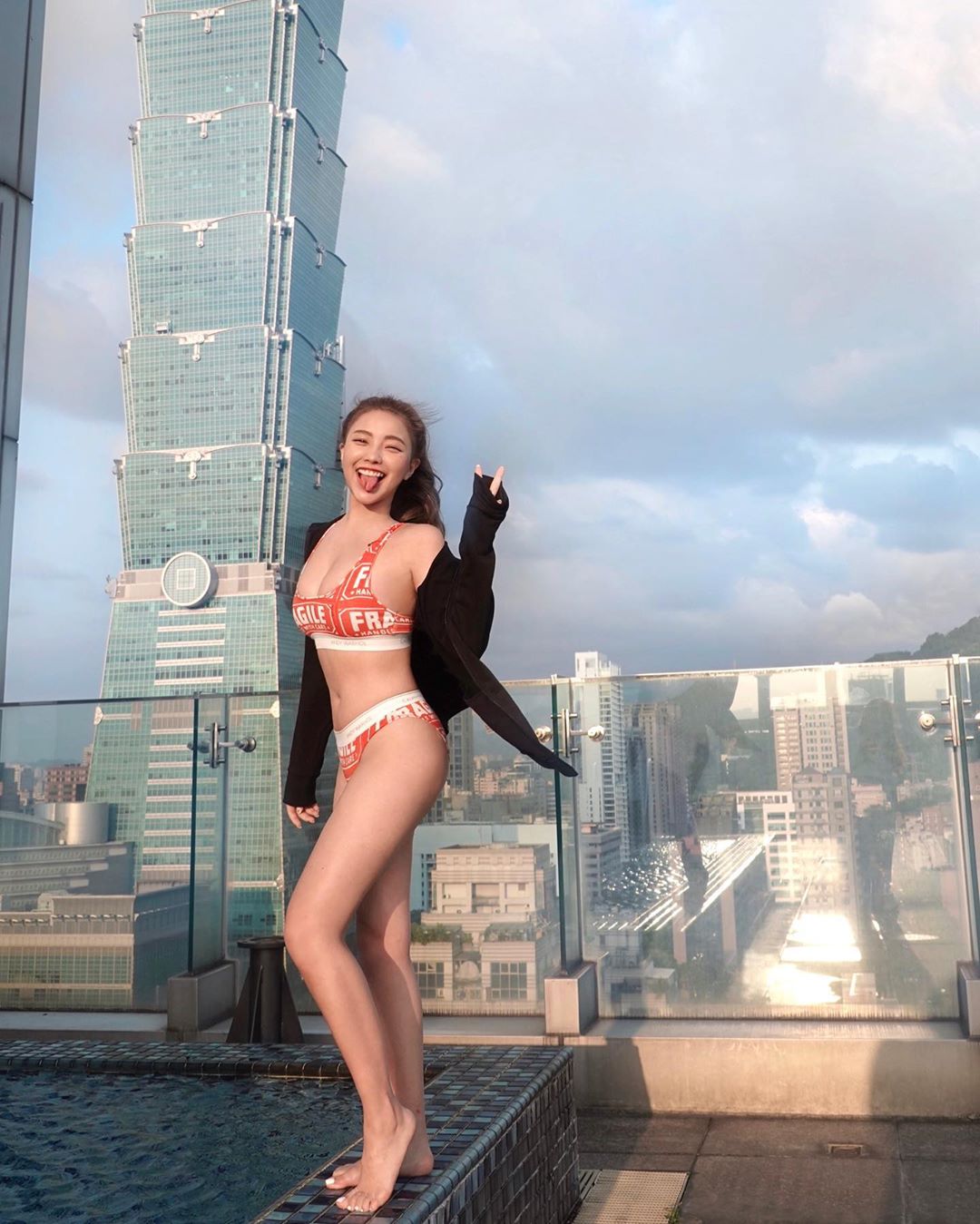 台灣「白皙氣質正妹」展現超深事業線！沙灘消暑辣照好養眼啊