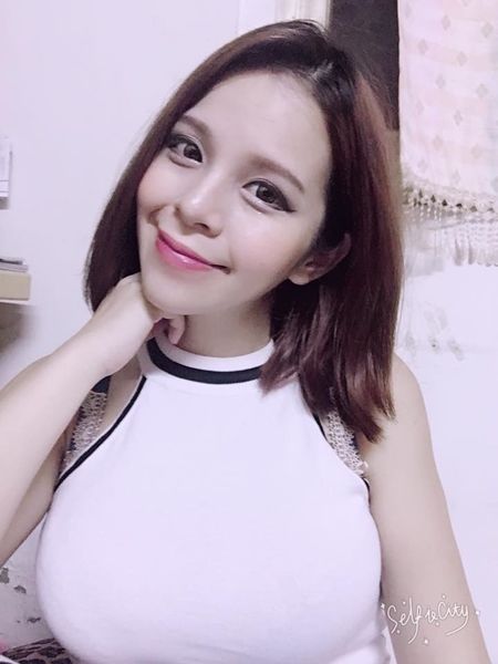最性感救護員！包不住的神級大木瓜「超兇李毓芬」穿上泳衣好誘人：要噴鼻血啦！ - 美女圖 -