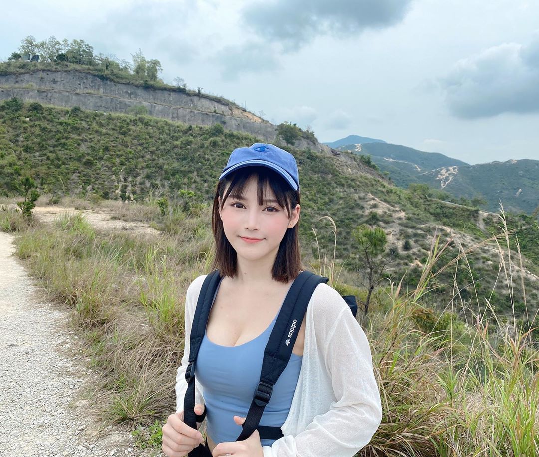 最美護理師！香港萌妹「Miss Jay」登山低胸不忘露濠溝，激發男粉必攻頂的決心！