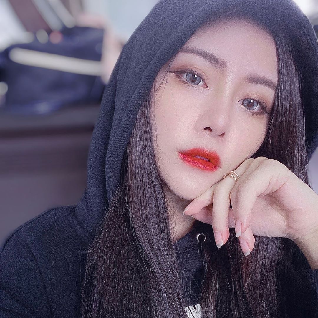 何妮妮  雪白乳球繃出來....完美曲線藏不住！網暴動 - 美女圖 -
