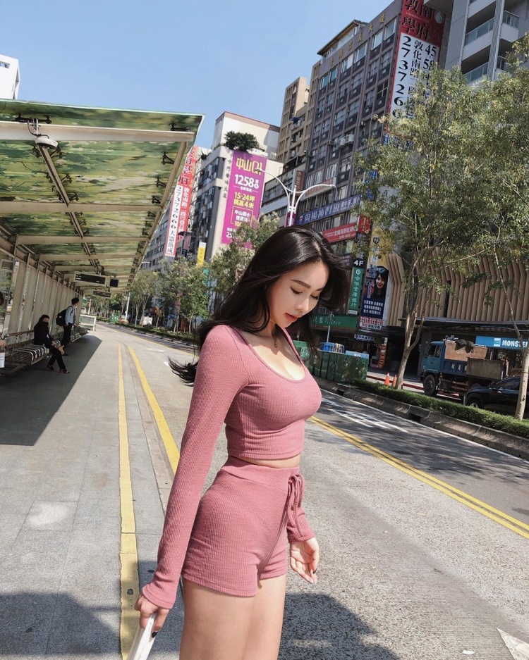 等公車，也能捕獲「火辣美乳老闆娘」！ - 美女圖 -