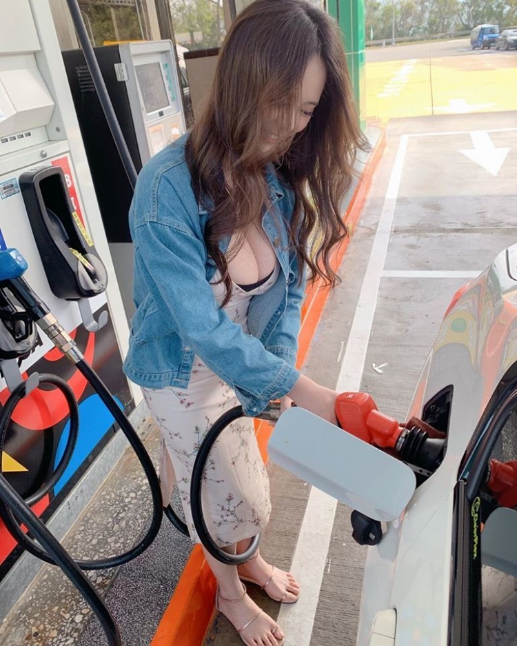 超胸妹自助加油…該幫扶嗎？ - 美女圖 -