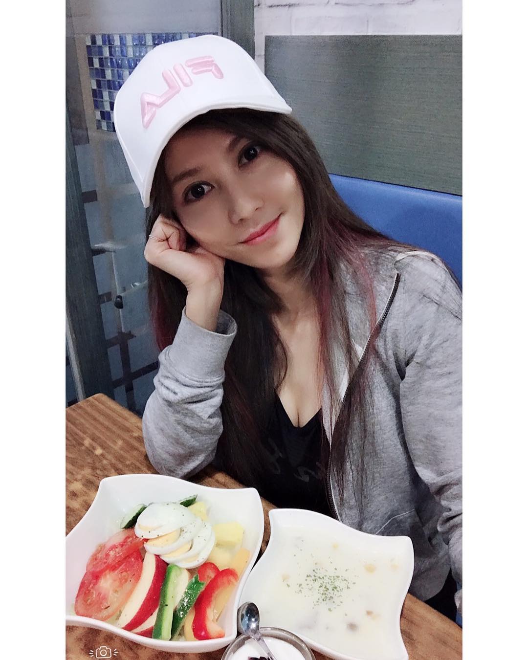 派派Vivi  衣服下藏極品乳量.....大獲網友的關注 - 美女圖 -