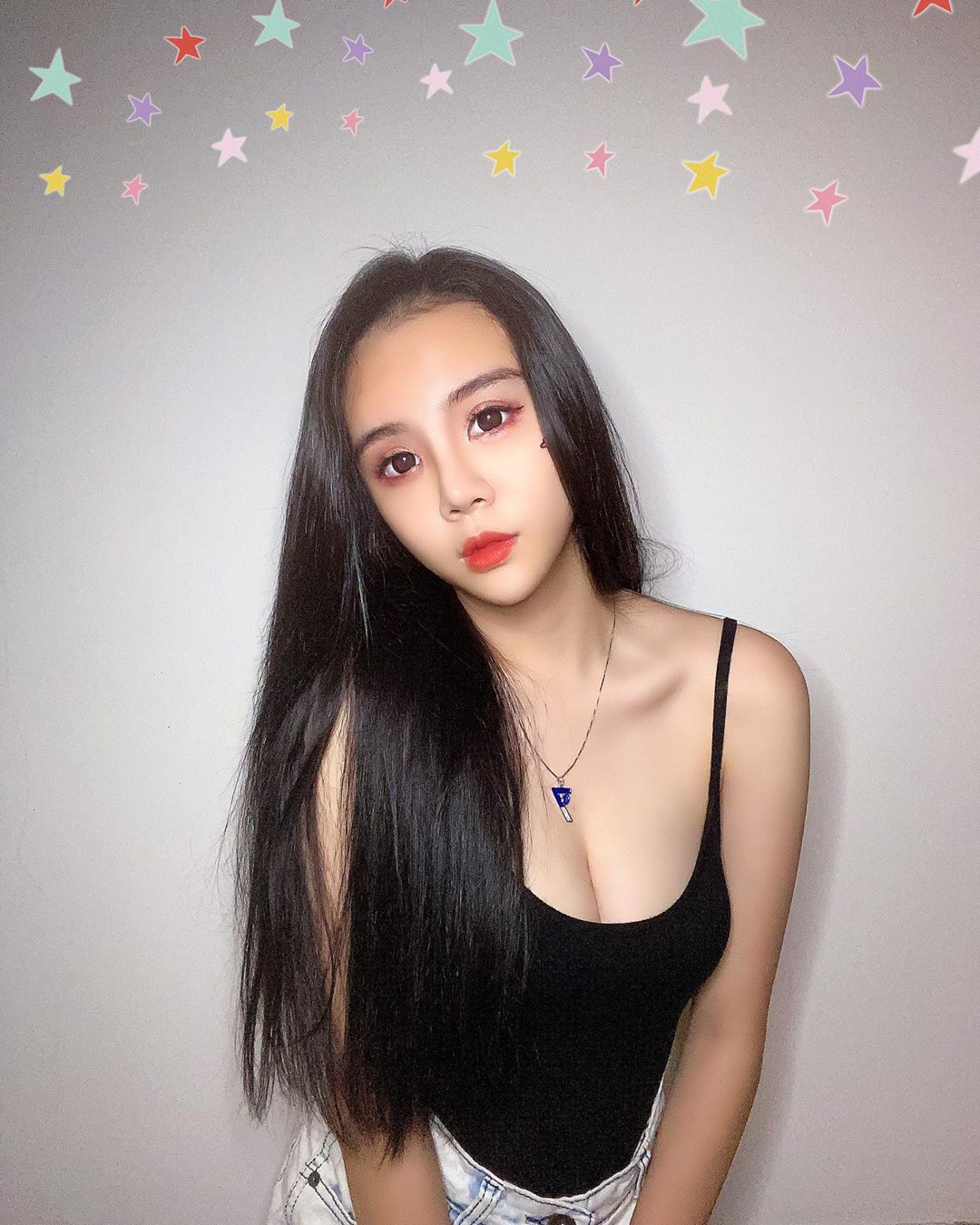 不愧是磨人的小妖精！大馬巨乳正妹「Alexis L」今年21歲，火辣辣身材卻發育了得啊！