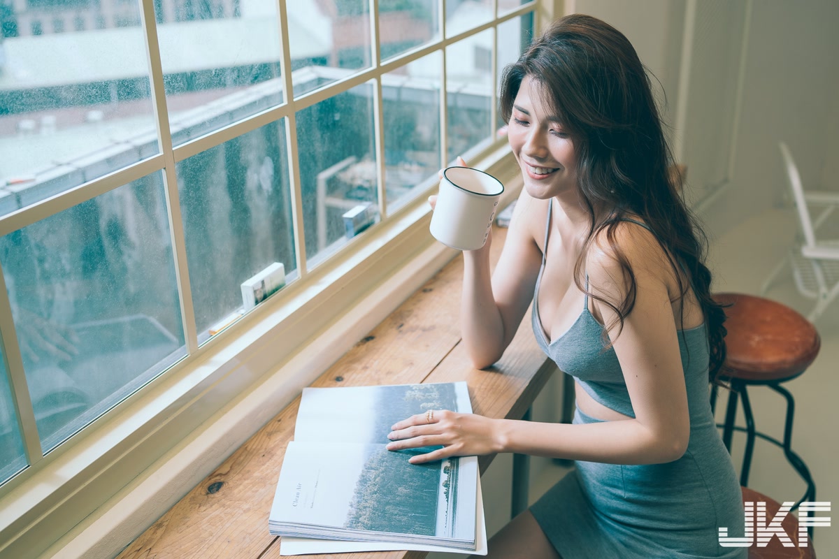 咖啡廳裡的美乳長腿女神「Joanna沐沐」，看書時的北半球讓人臉紅！