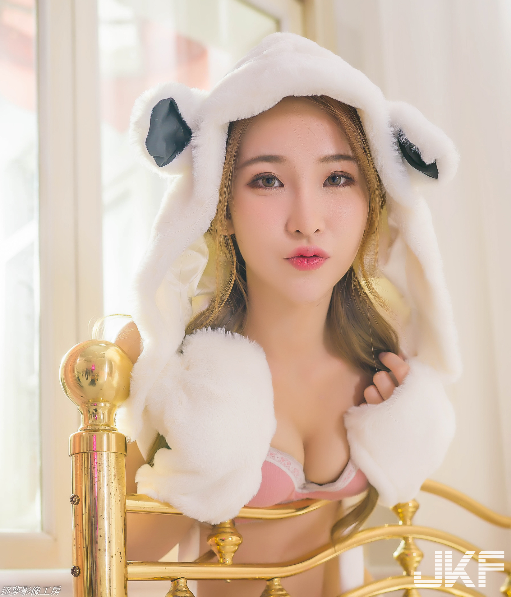 一個眼神就能燃起慾火！女神「余納斯」不只有電眼&#8230;蜜桃尻、美腿也通通不遮全都露了