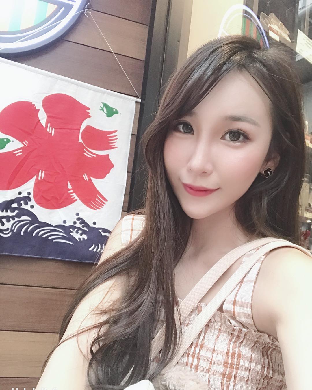 一個眼神就能燃起慾火！女神「余納斯」不只有電眼&#8230;蜜桃尻、美腿也通通不遮全都露了