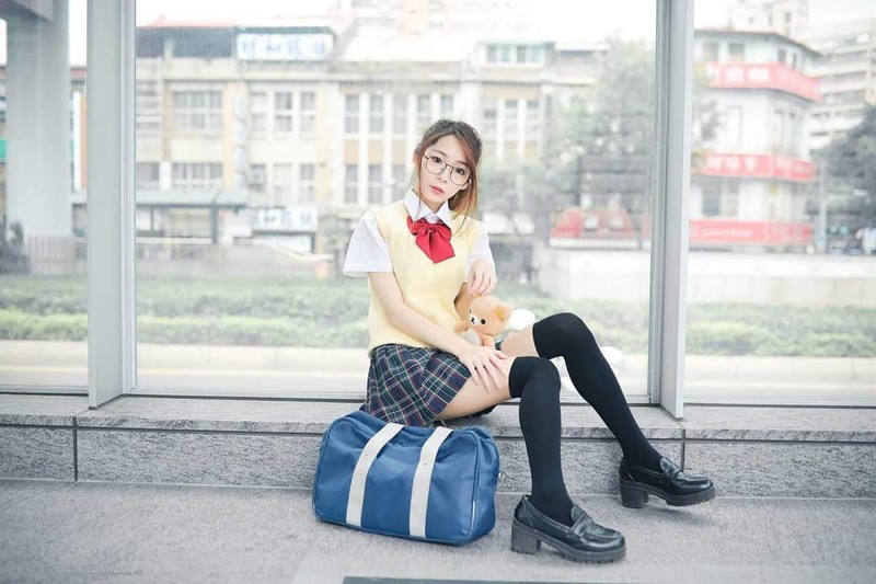 甜美正妹「Tracy千緒」洗好澡裹浴巾自拍迷人甜笑微露事業線畫面太美 - 美女圖 -
