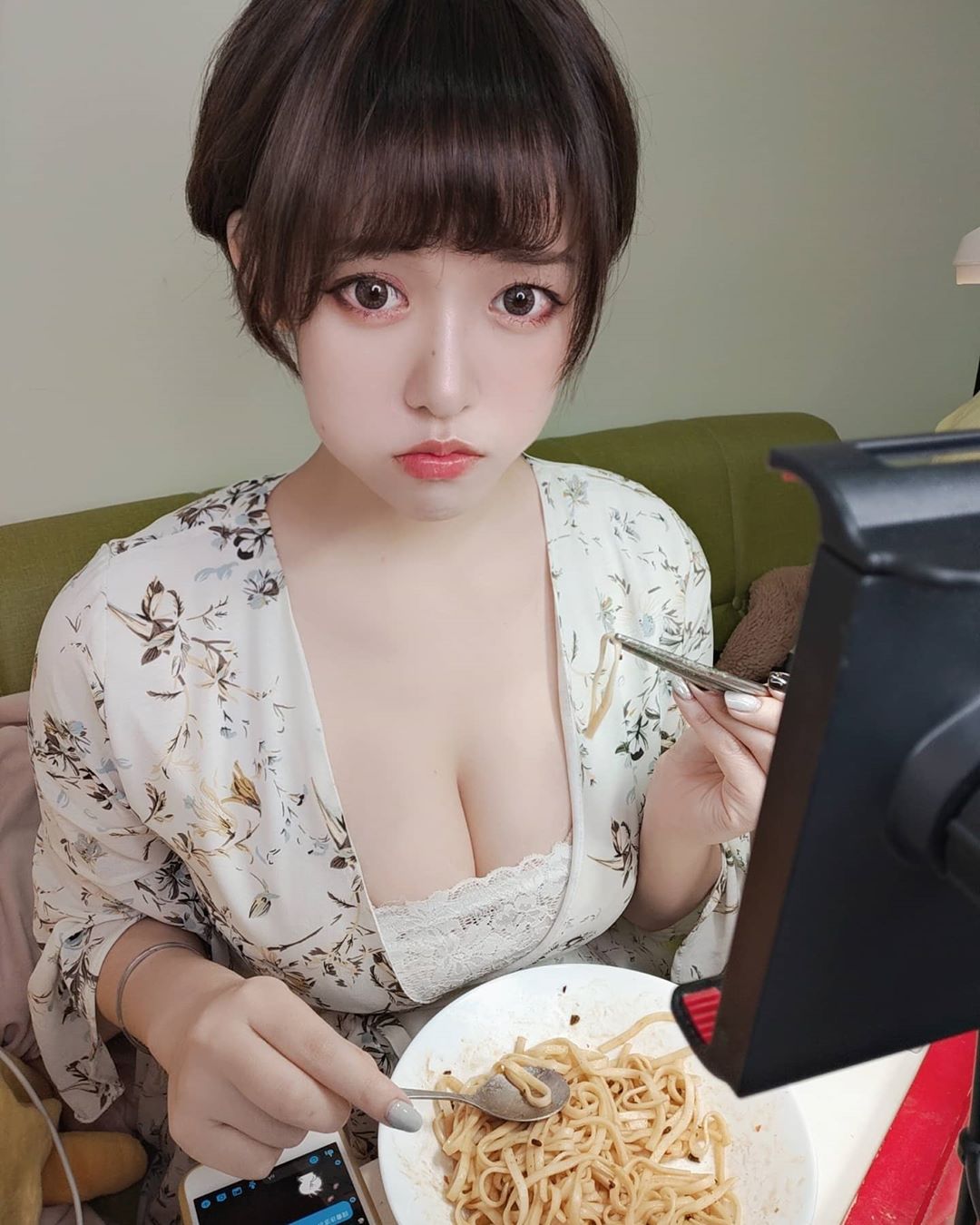 「短髮美胸正妹」菈菈 開播前嘟嘴吃麵 - 美女圖 -