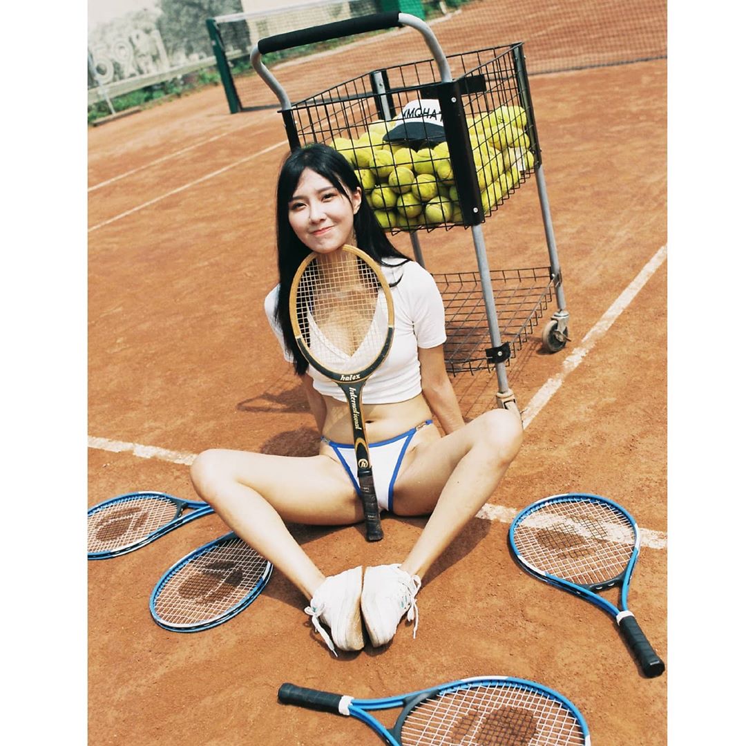 天氣太熱正妹打網球下身脫到剩小褲褲　這真的太性感了 - 美女圖 -
