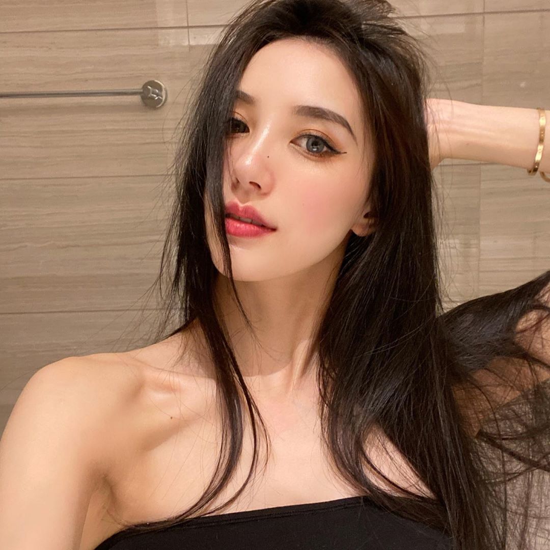 欠征服！高冷正妹「Exist」銷魂電眼毒氣太強，性感香肩搭鎖骨撩翻男人理智線！