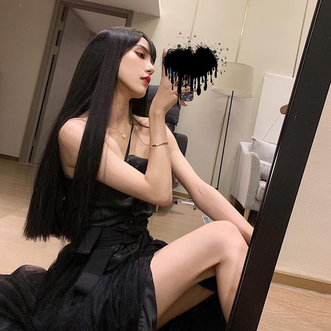 欠征服！高冷正妹「Exist」銷魂電眼毒氣太強，性感香肩搭鎖骨撩翻男人理智線！