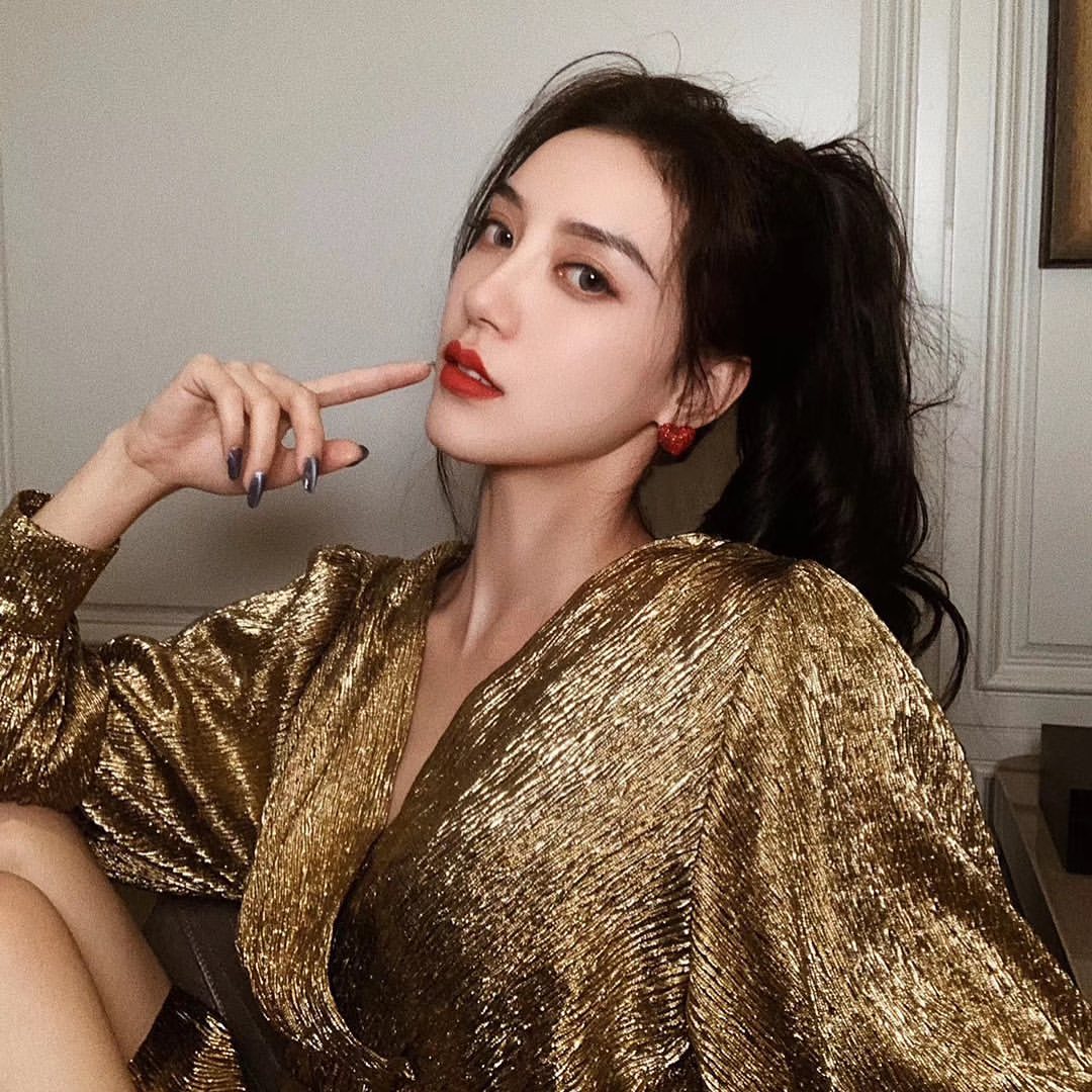 欠征服！高冷正妹「Exist」銷魂電眼毒氣太強，性感香肩搭鎖骨撩翻男人理智線！