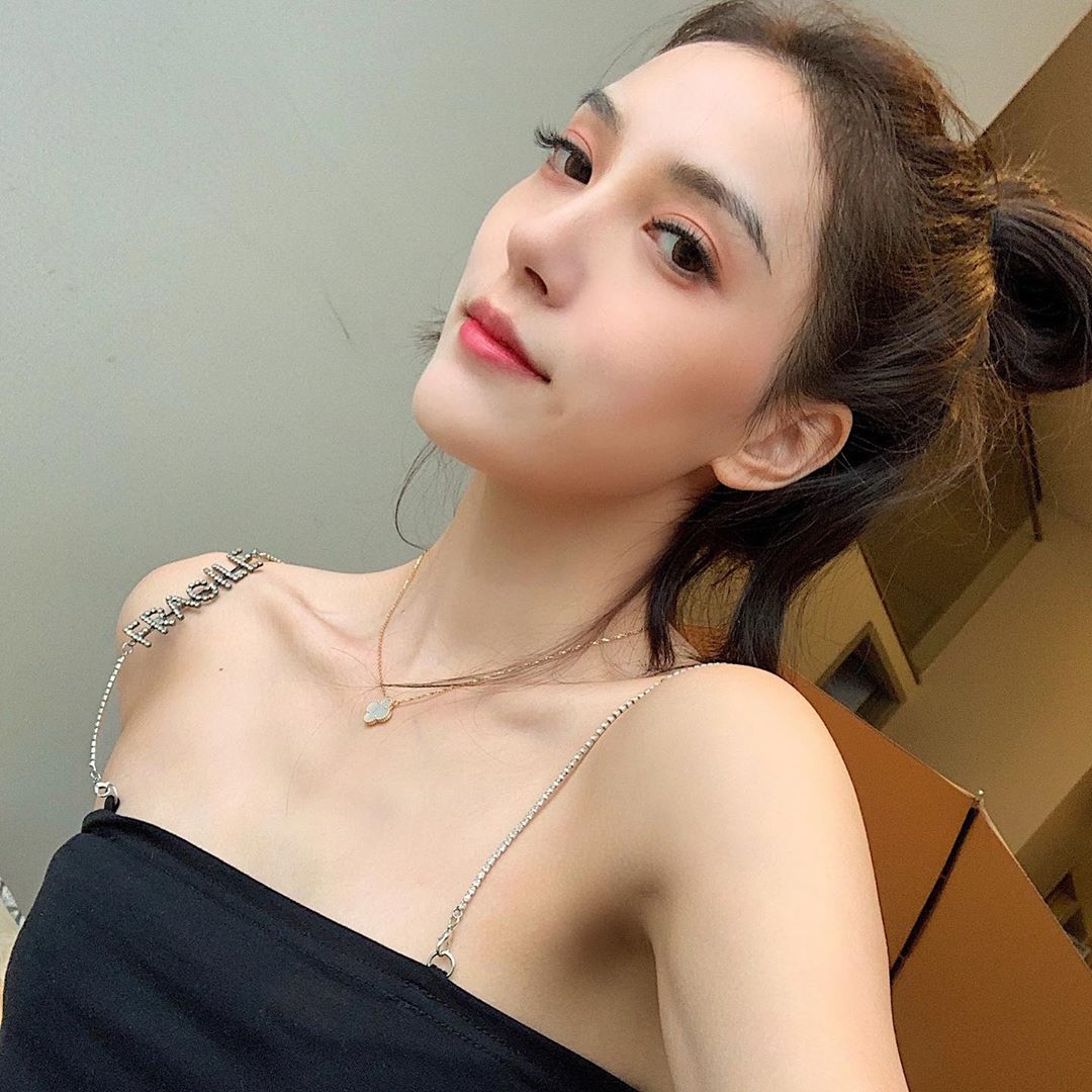 欠征服！高冷正妹「Exist」銷魂電眼毒氣太強，性感香肩搭鎖骨撩翻男人理智線！