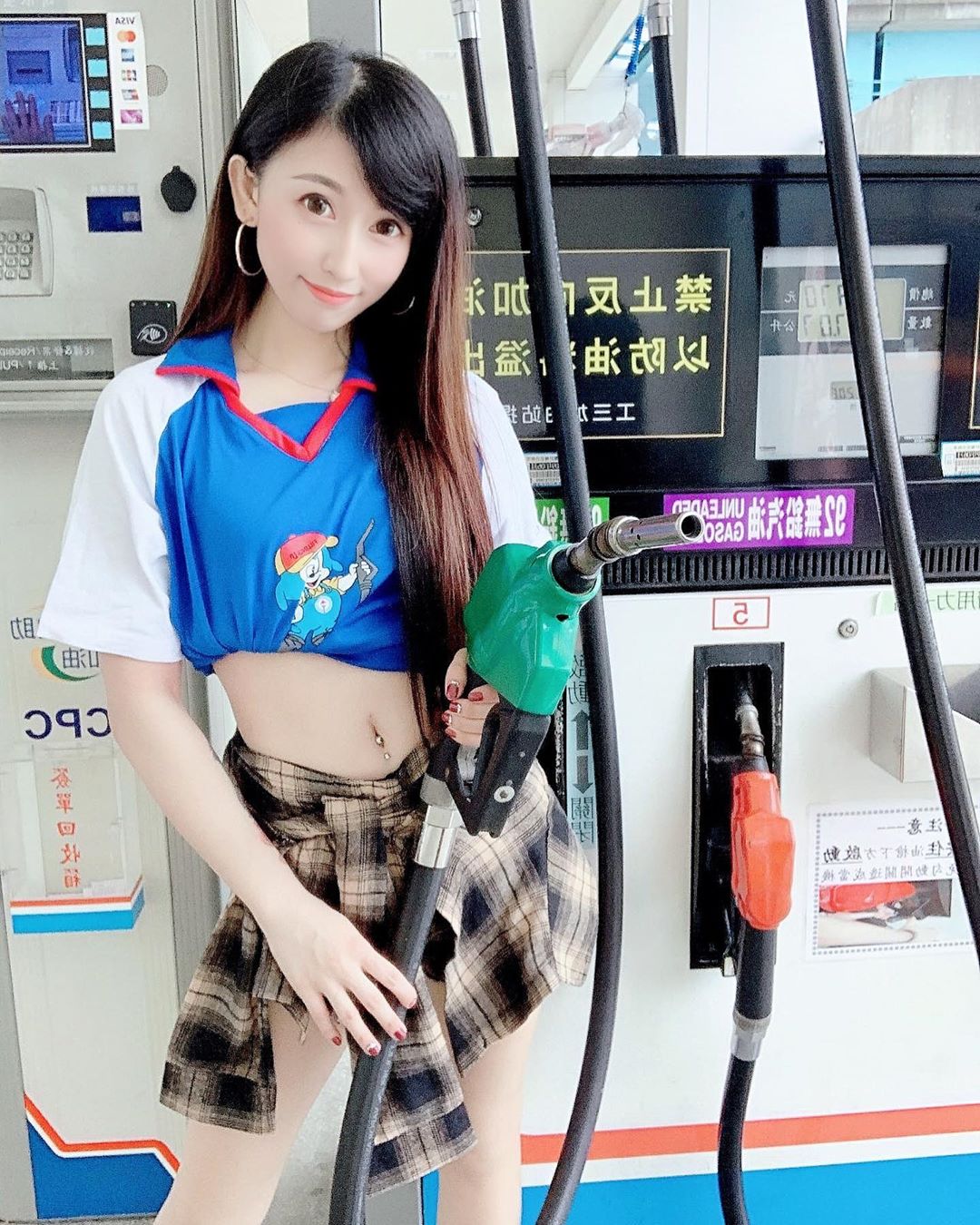 加油站遇到正妹工讀生　員工制服拉起一半露小蠻腰超性感 - 美女圖 -