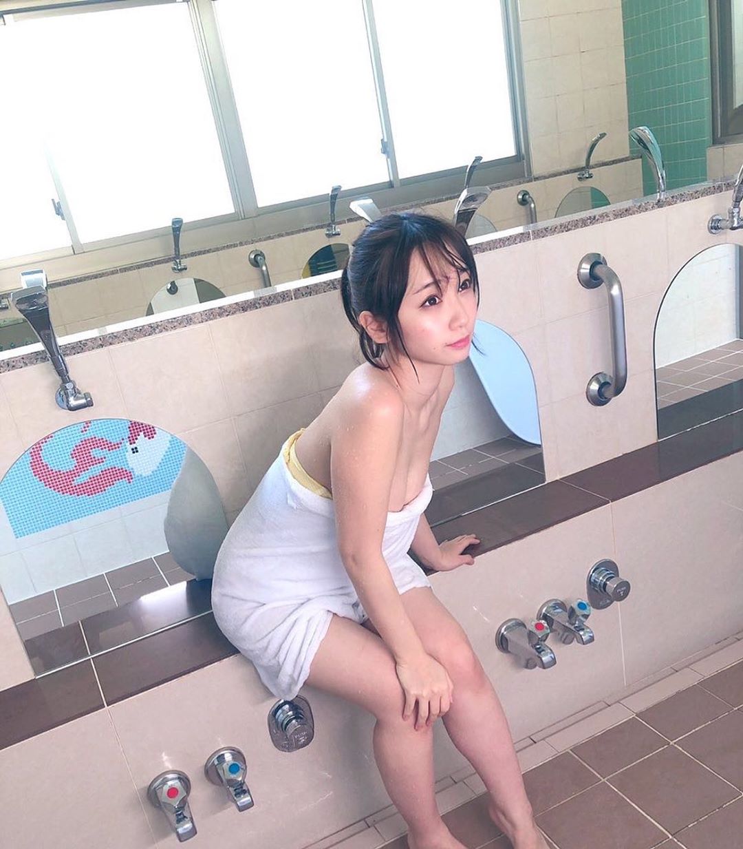 公共澡堂出現「甜美妹子」！超白皙粉嫩の肌膚露出，網友：缺不缺搓背服務？
