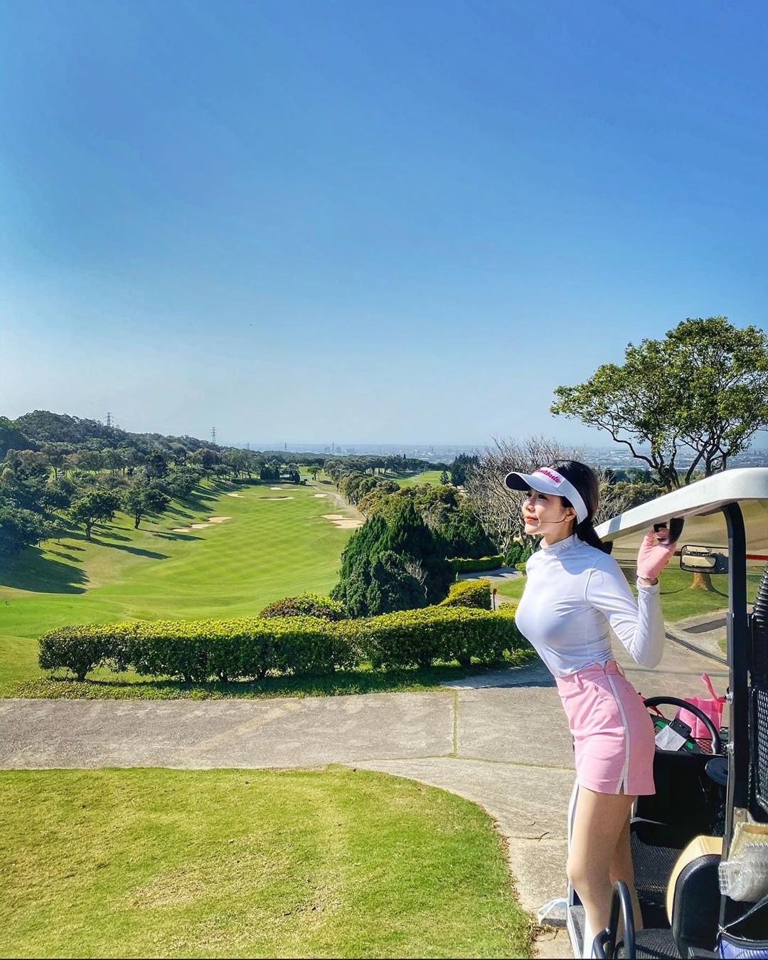 高爾夫球車上驚見「粉紅短裙正妹」！不只身材曲線「超出眾」，連揮桿姿勢都好漂亮～