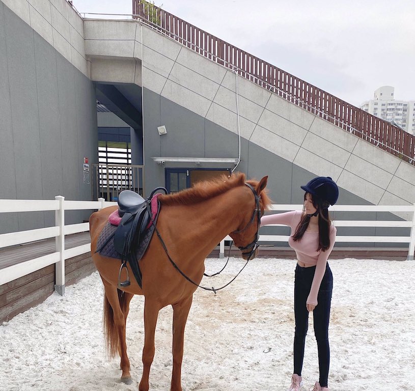 騎馬遇到「超兇大車頭燈妹子」，「火辣兇器」連動物都好想接近喔！