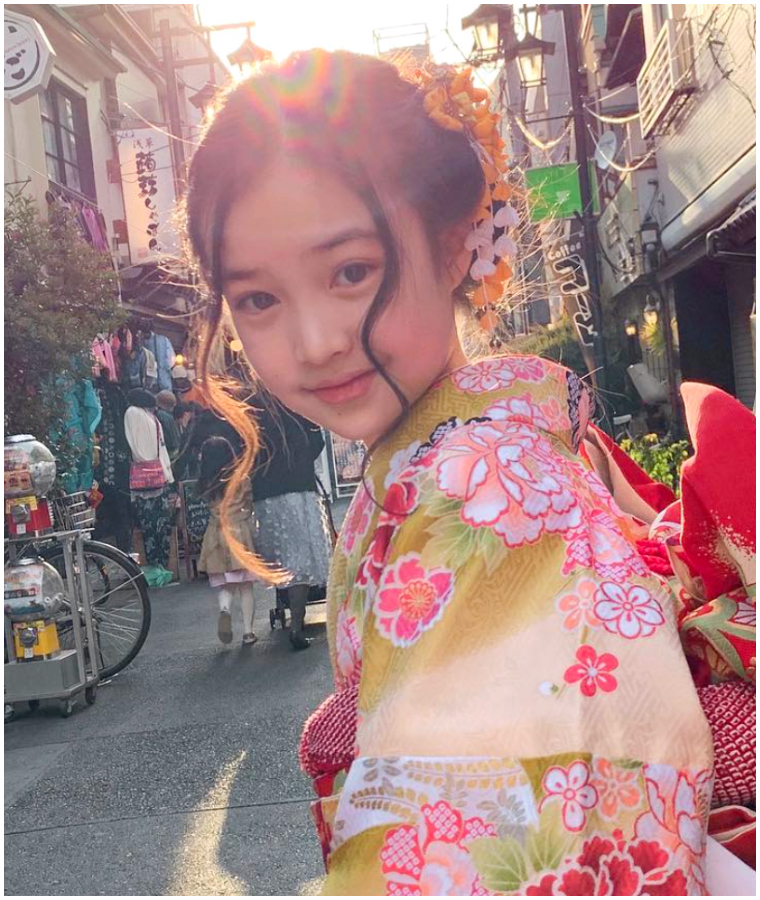 她才 15 歲！中國正妹「三三」一家基因超強大　三姐弟合照曝光讓你想重新投胎！