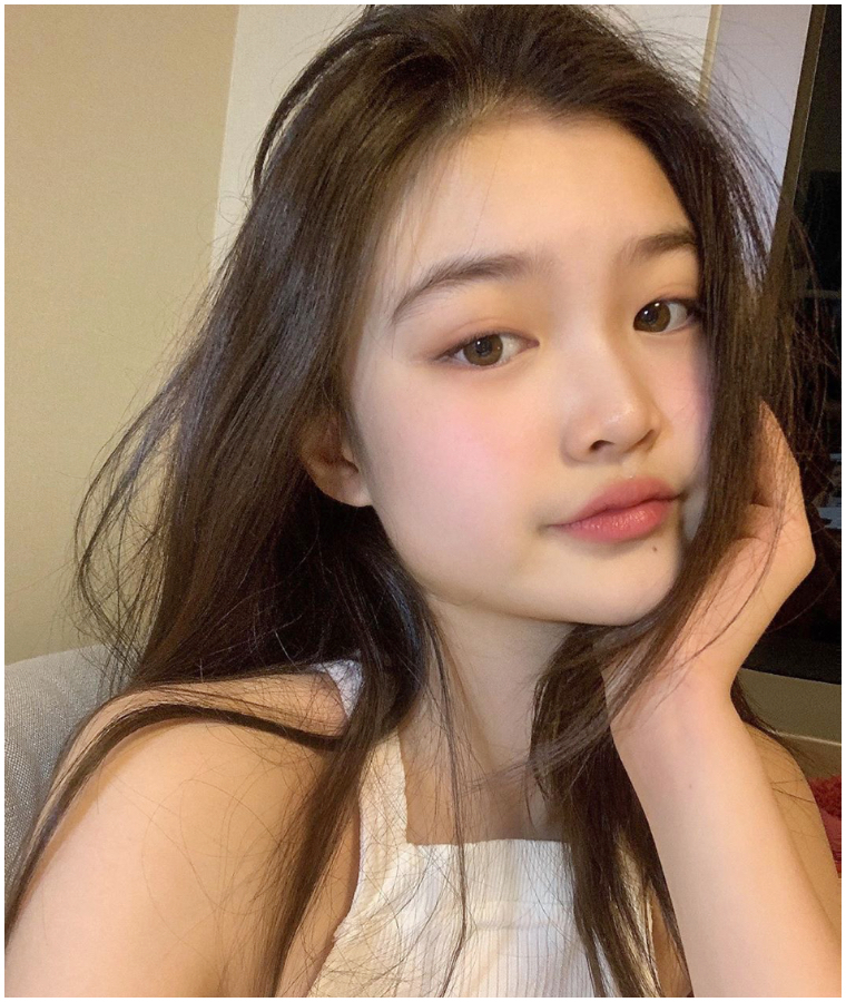 她才 15 歲！中國正妹「三三」一家基因超強大　三姐弟合照曝光讓你想重新投胎！