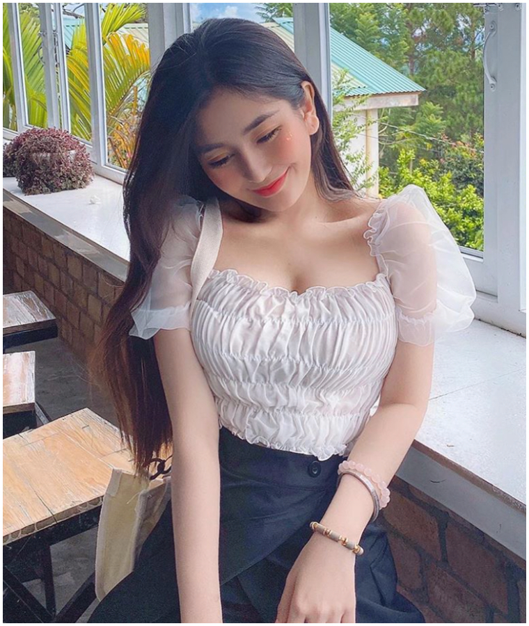 根本越南版「沈月」！18 歲正妹「Vo Ngoc Tran」穿制服、胸前爆出　不科學身材超誘人！
