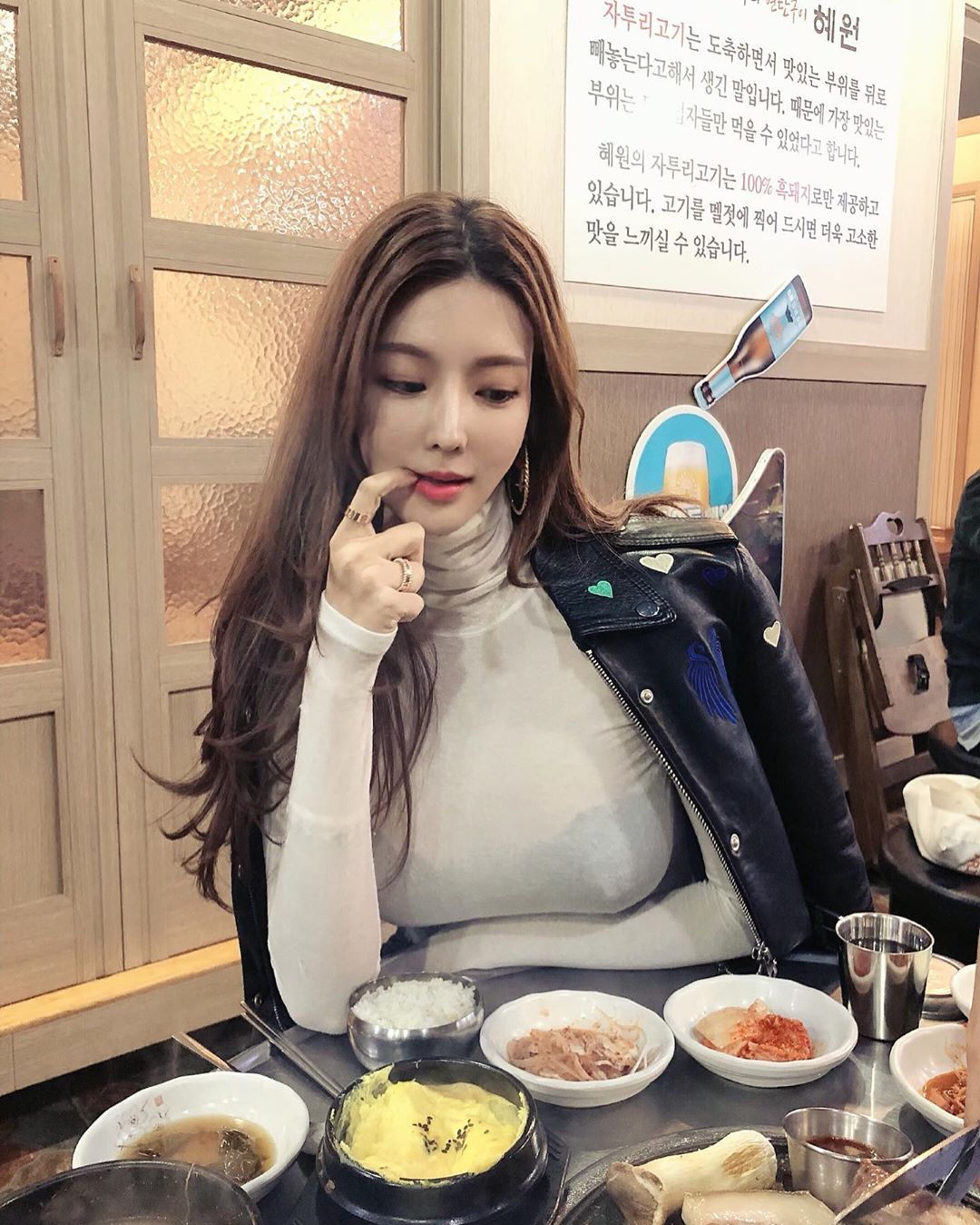 燒肉店發現「超胸小姊姊」美豔外型太撩人 - 亞洲美女 -
