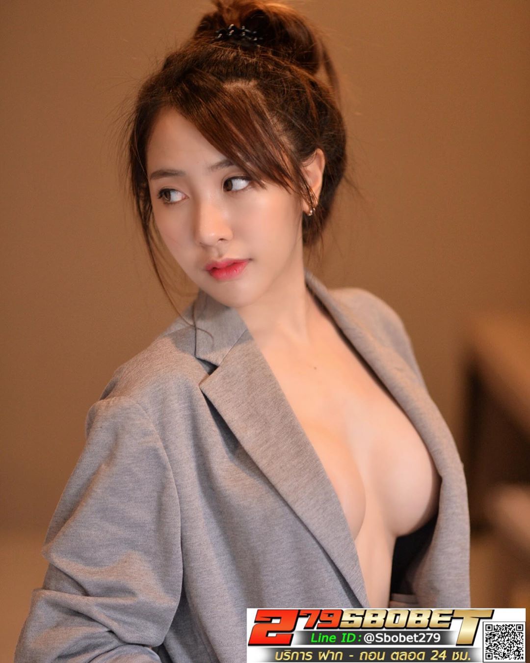 中空才是正義！「白皙巨乳妹」穿衣服就愛露奶，日常不穿 bra 只是小意思！