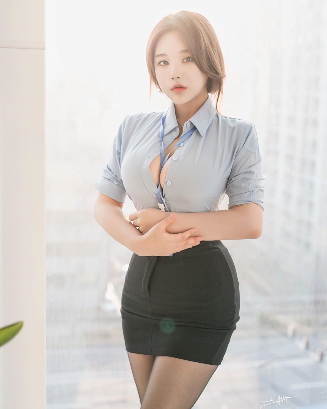 想要這樣的同事！巨乳OL「Zzyuri」上圍太過豐滿　襯衫扣不起來「渾圓雪乳」迸出來