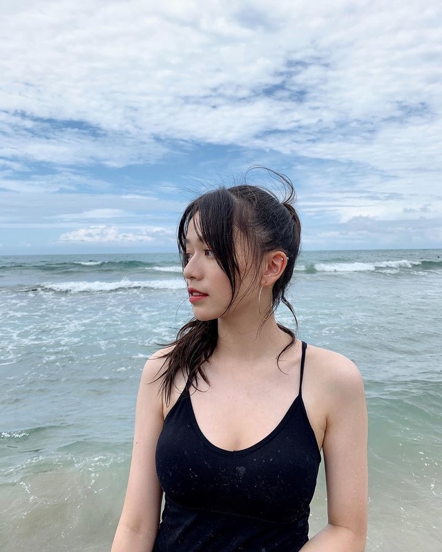 清新正妹軒軒穿小背心躺床上甜美臉蛋與白皙美腿正翻了 - 美女圖 -