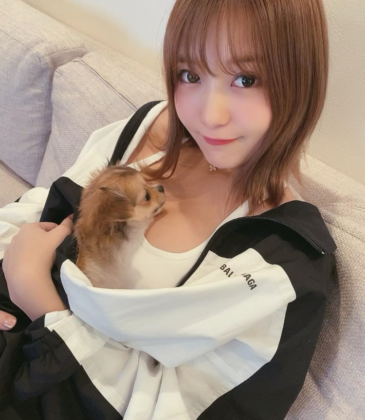 狗狗窩進正妹嫩胸 - 亞洲美女 -