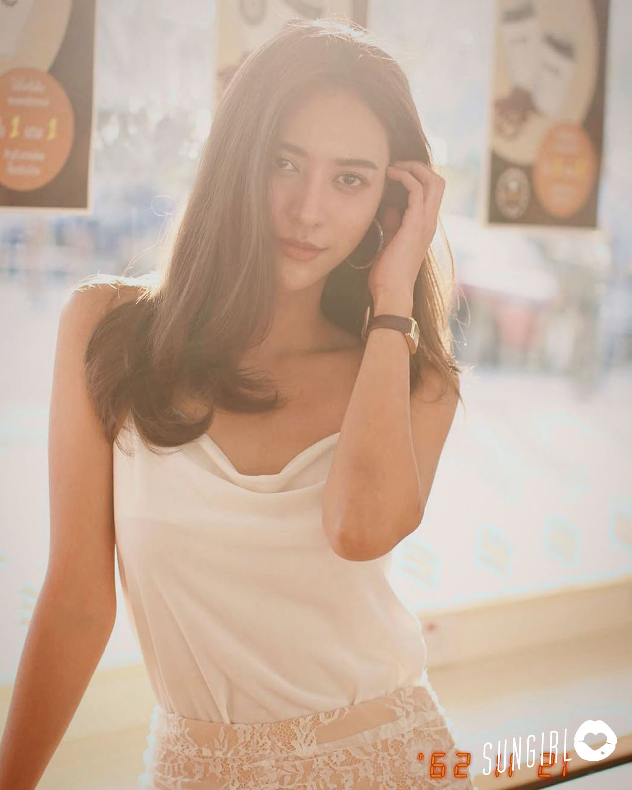 Namwan Raknapak、泰國女星挑戰鍋鏟拋蛋 低胸長裙成亮點 - 亞洲美女 -