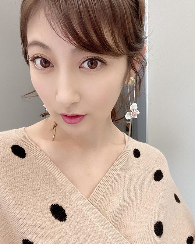 火辣人妻「熊田曜子」曬入浴照吸讚！G 胸浮出水面&#8230;「花瓣卡事業線」讓人好害羞