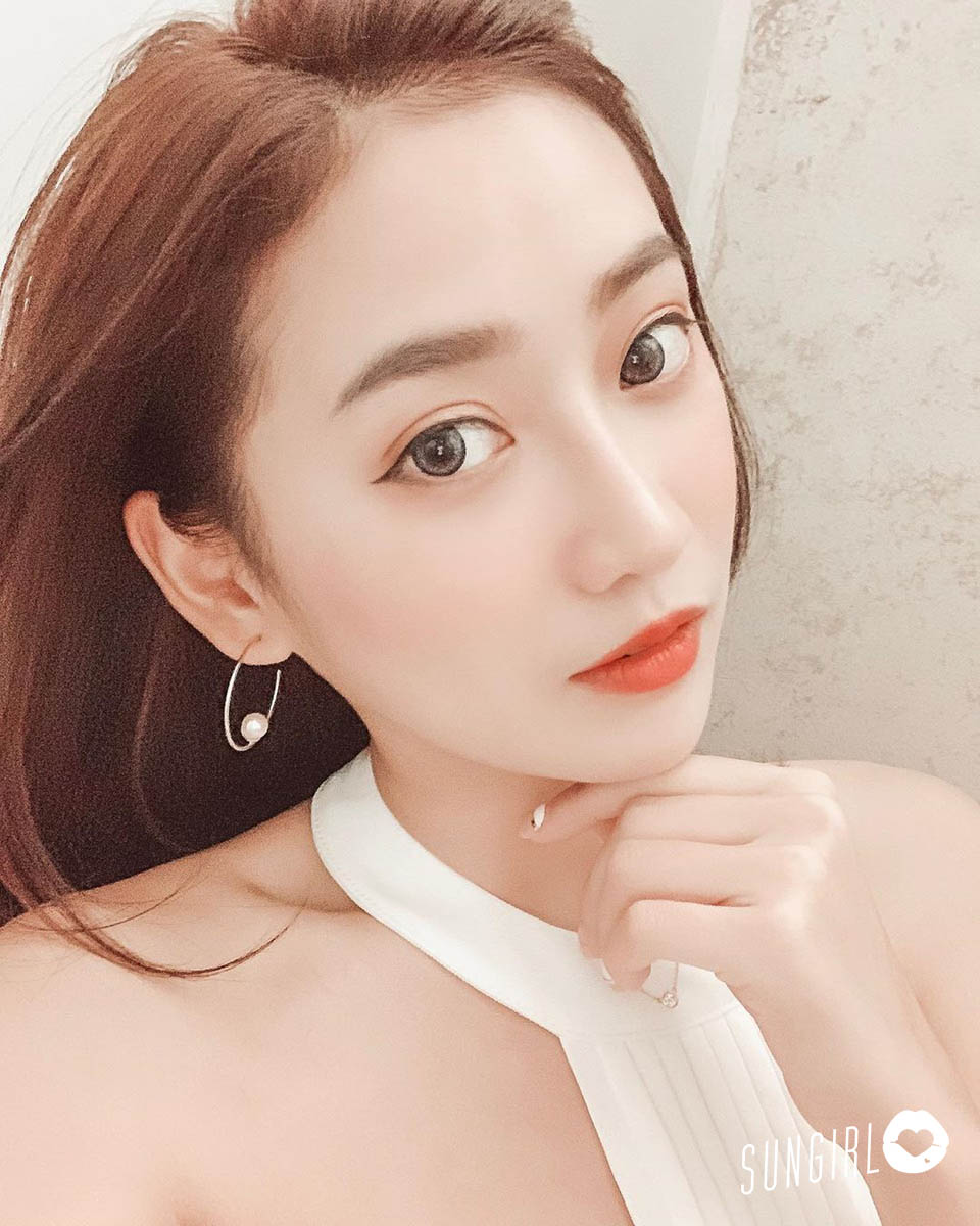 蕾妮妮Leonie、正妹OL裝上班一雙修長美腿與胸前太吸睛! - 美女圖 -