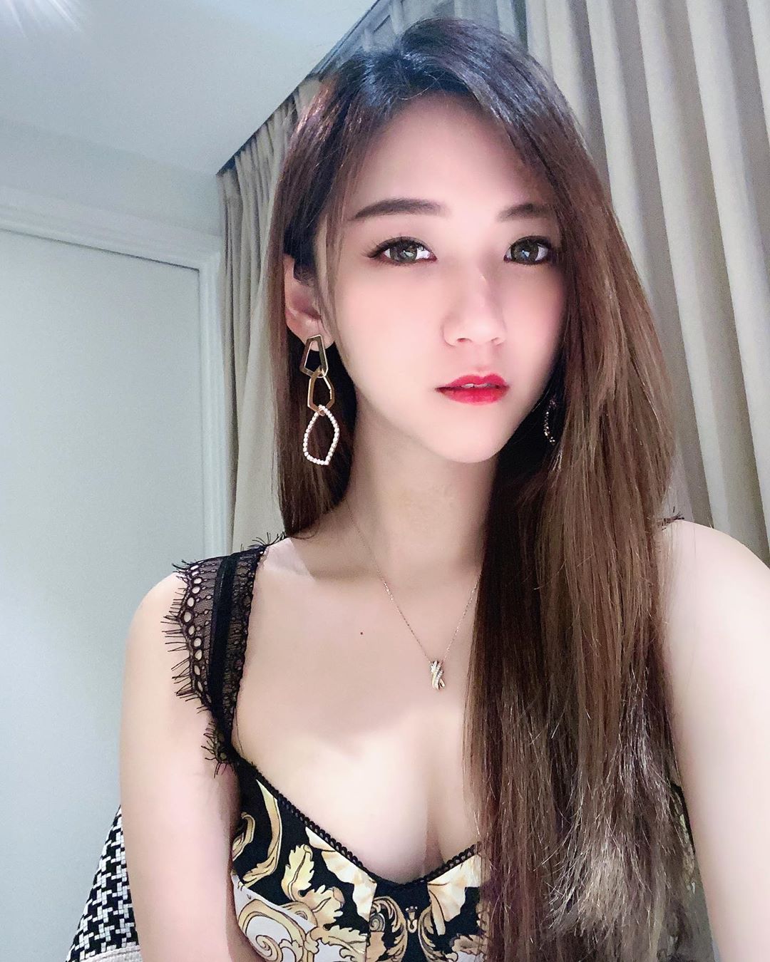 極品底家！大馬正妹「齊慧QiHui」白嫩雙峰超飽滿，螞蟻腰加美腿還有什麼能挑剔！