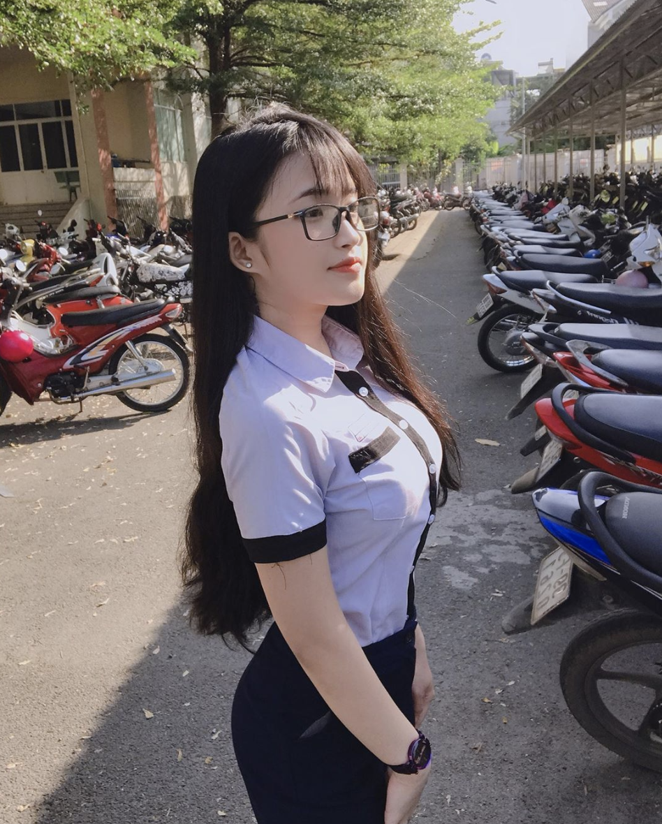 校園神正妹！越南網紅穿「學校制服」太性感引發議論，換上私服曬超長「事業線」