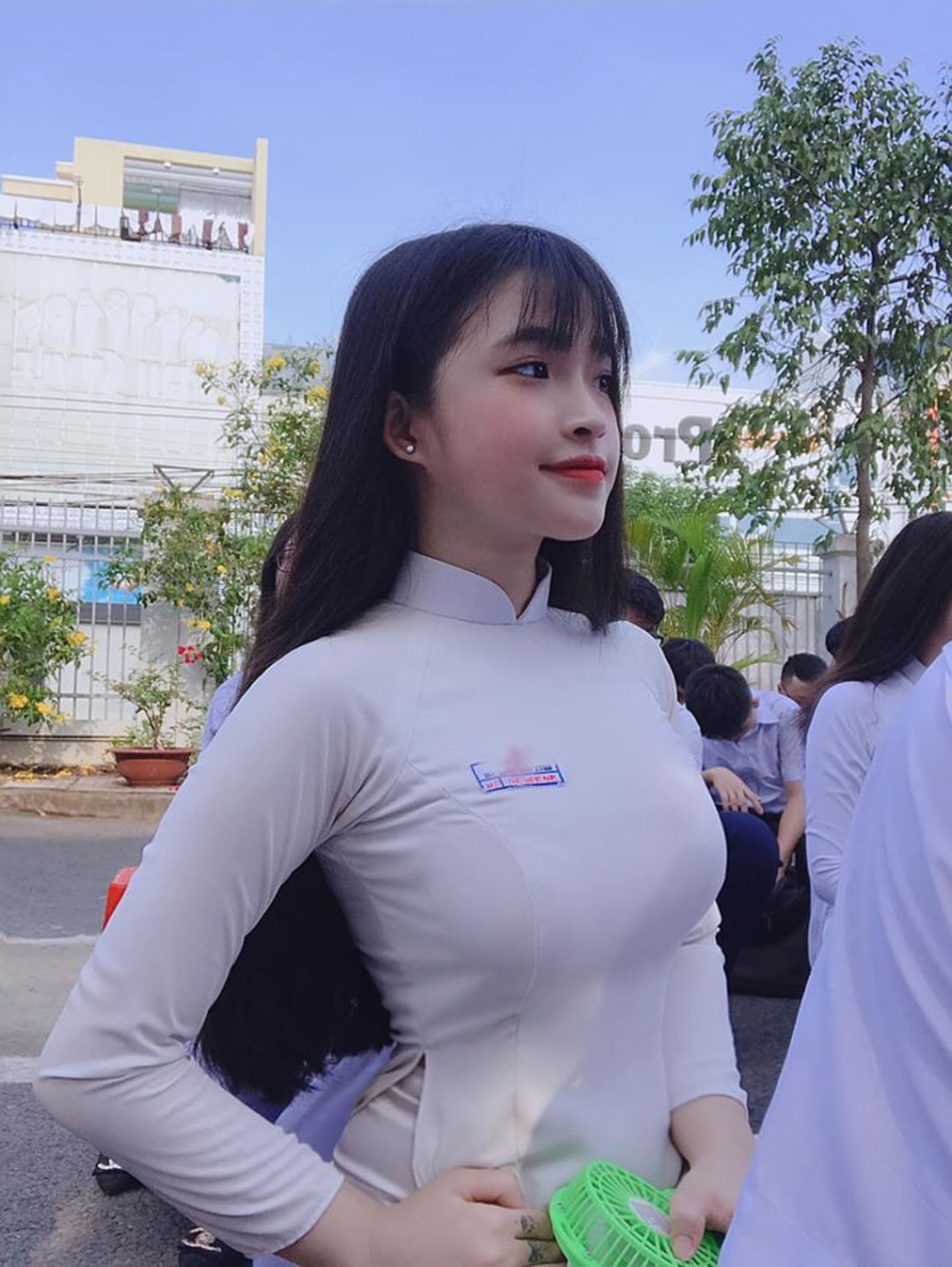 校園神正妹！越南網紅穿「學校制服」太性感引發議論，換上私服曬超長「事業線」