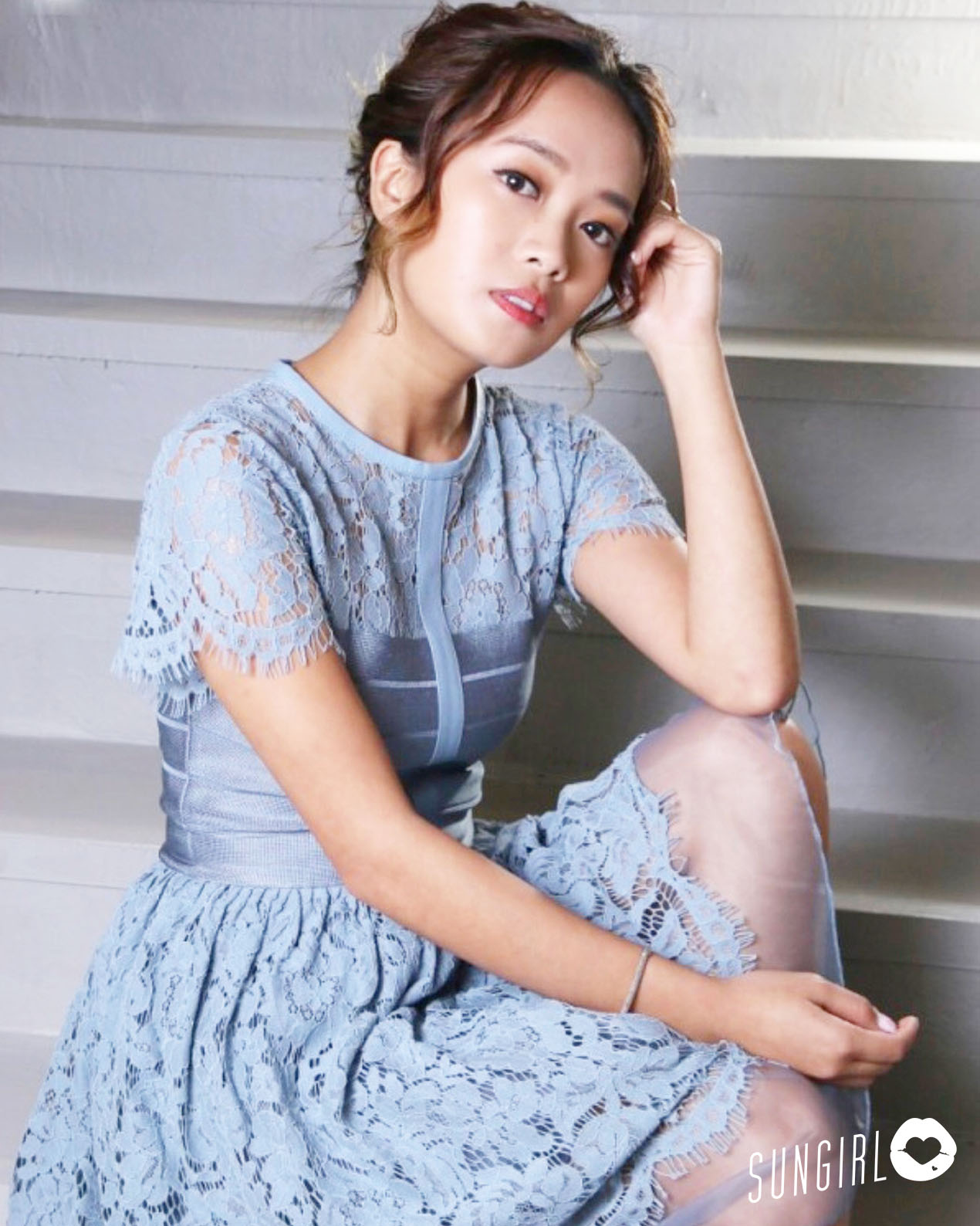 香港正妹 陳俞希、寫真模特兒性感短裙轉戰主持圈 - 亞洲美女 -