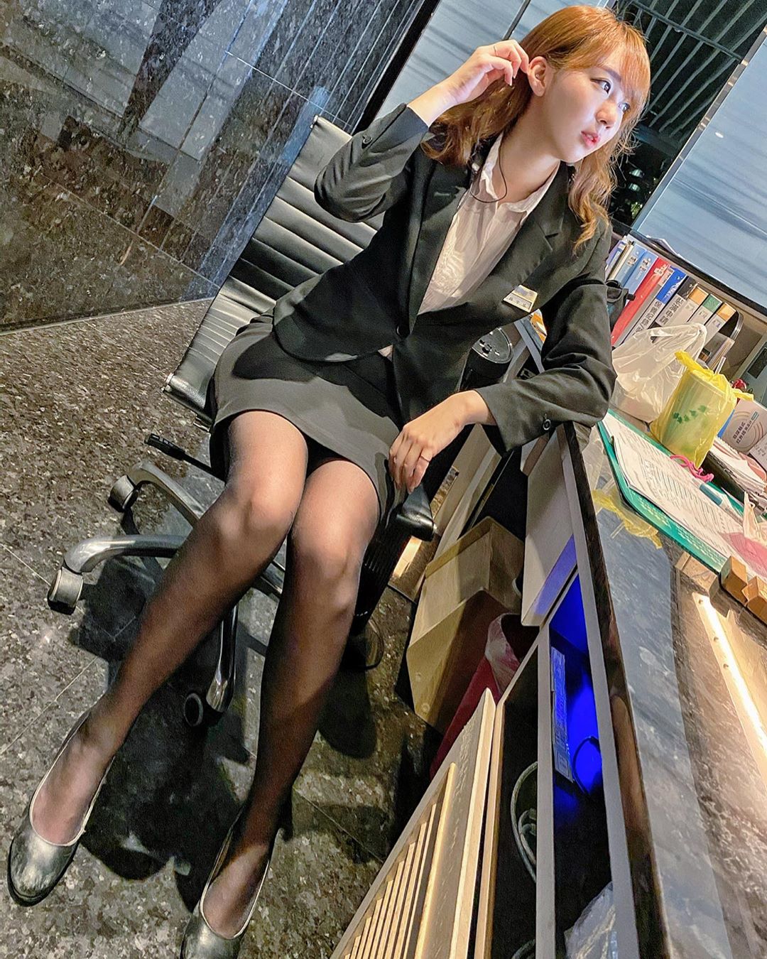 前空服員「寇妮 Connie」轉戰飯店櫃檯　制服底下的黑絲美腿太性感