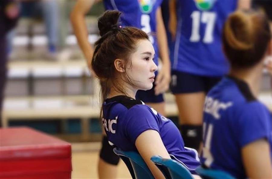 「素顏流汗」爆紅！泰國「女神排球員」顏值超高！年僅 19 歲就長到 180 cm&#8230;