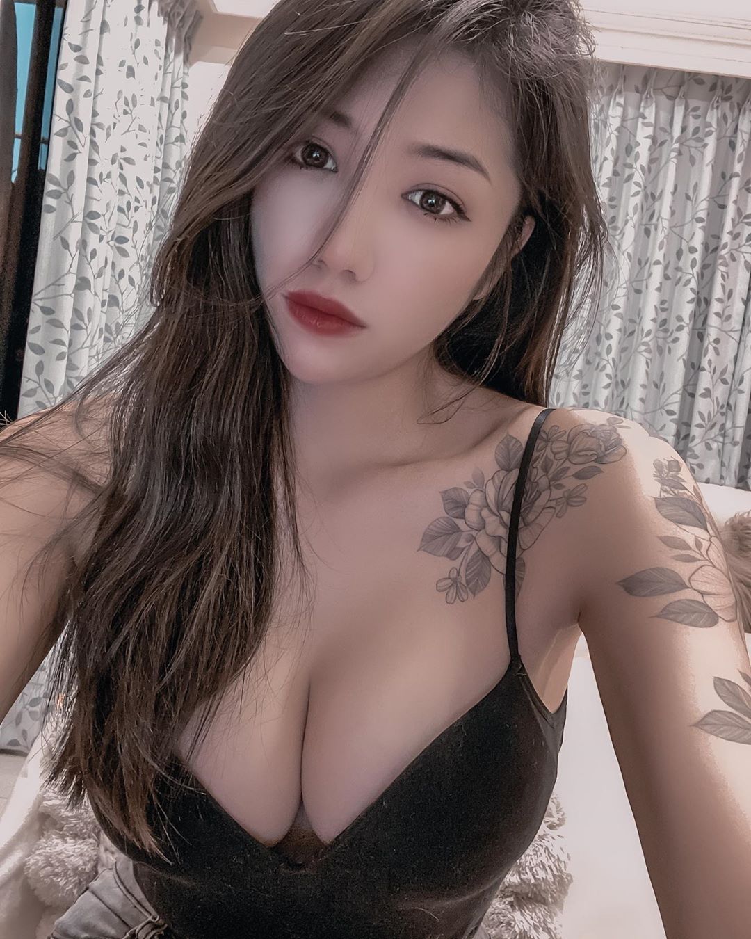 個性正妹「艾森Eison」電眼紅唇超魅惑,連肩帶都hold不住那雙兇猛大長輩 - 美女圖 -